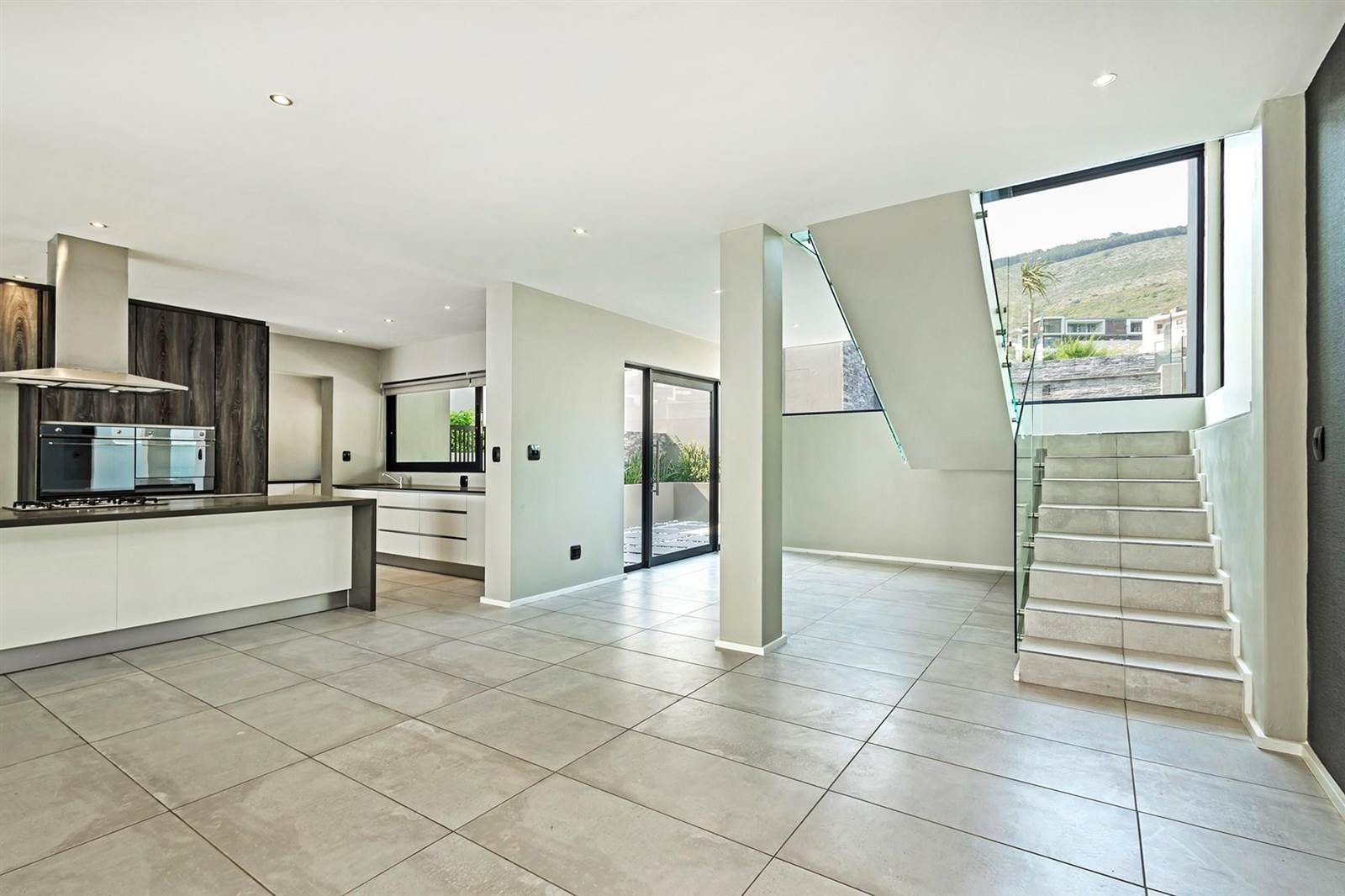 4 Bed House in Baronetcy Estate photo number 3
