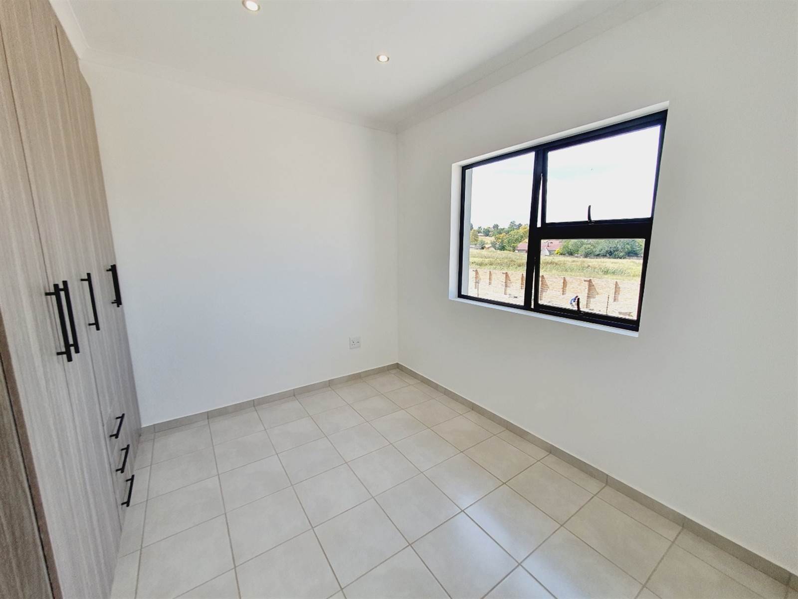 3 Bed Townhouse in Brackendowns photo number 11