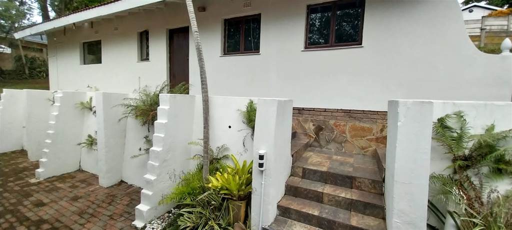 3 Bed House in Umtentweni photo number 2