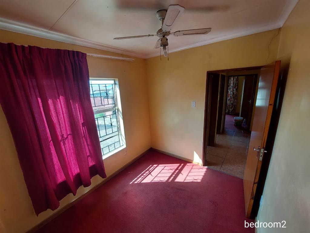 2 Bed House in Phuthaditjhaba photo number 9