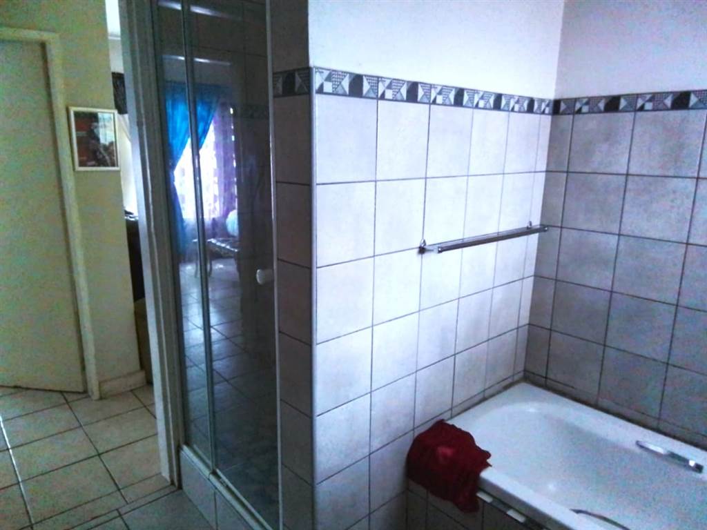 2 Bed Apartment in Boksburg Central photo number 13
