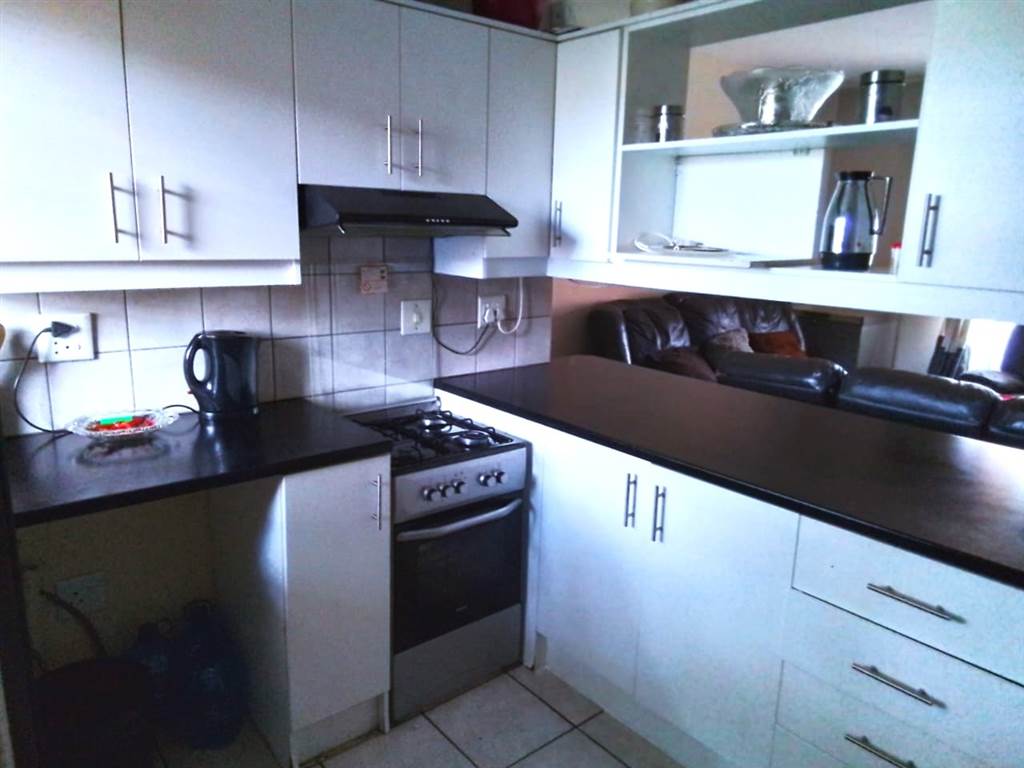 2 Bed Apartment in Boksburg Central photo number 6