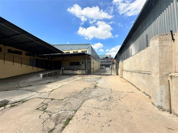 2 800  m² Industrial space