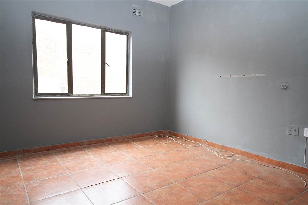 1.5 Bed Flat in Isipingo Beach photo number 8