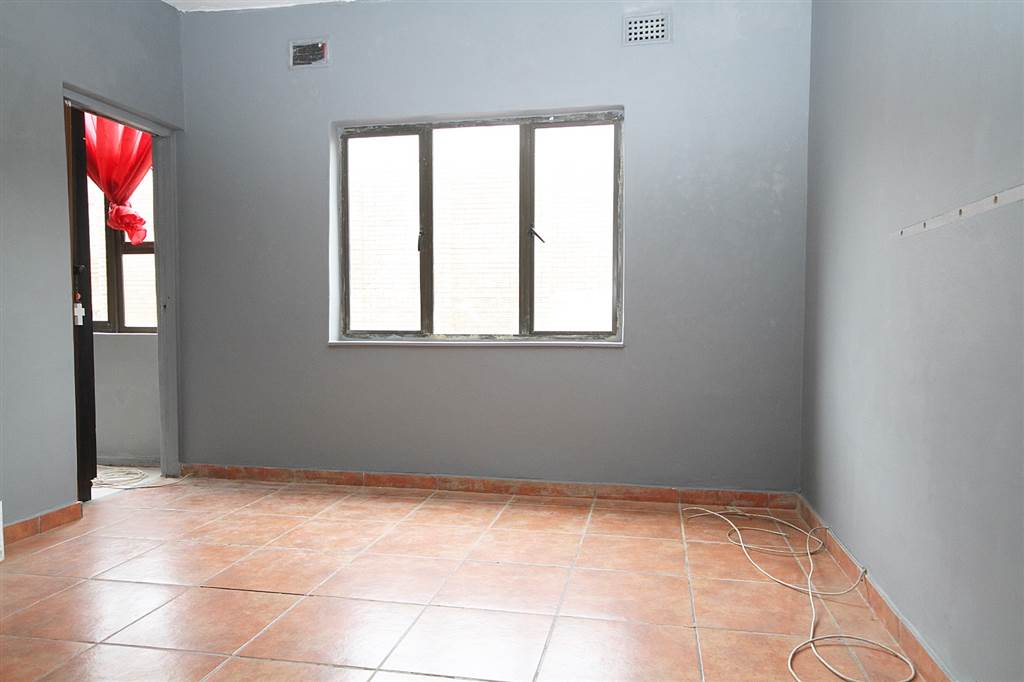 1.5 Bed Flat in Isipingo Beach photo number 11