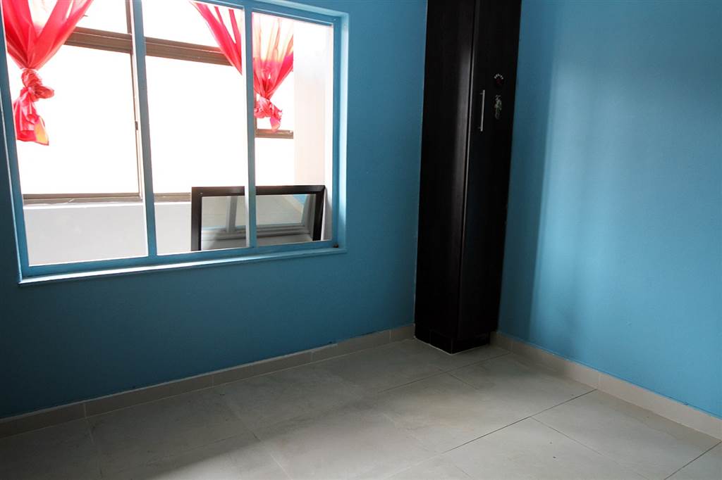 1.5 Bed Flat in Isipingo Beach photo number 3