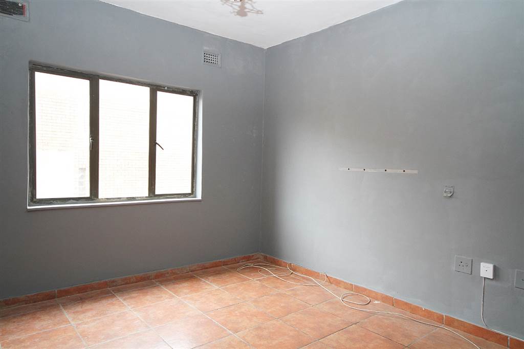 1.5 Bed Flat in Isipingo Beach photo number 7
