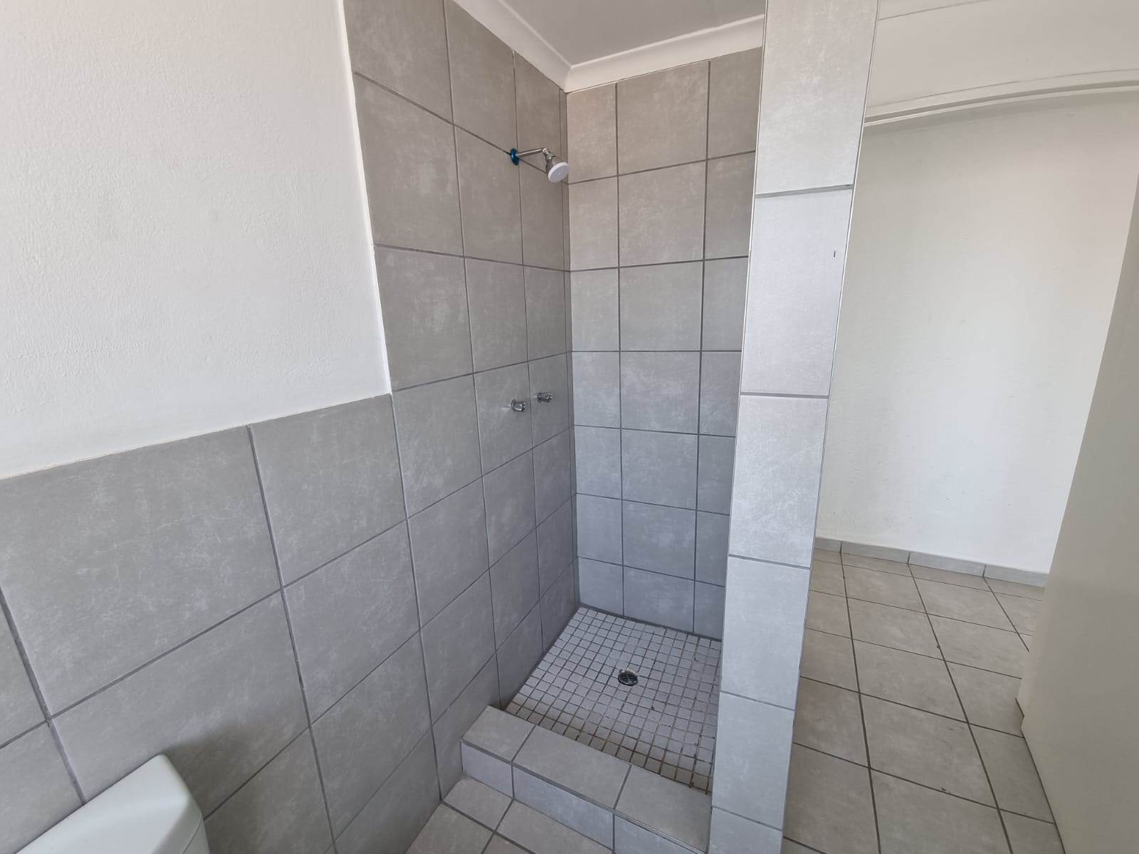 3 Bed Apartment in Turffontein photo number 6