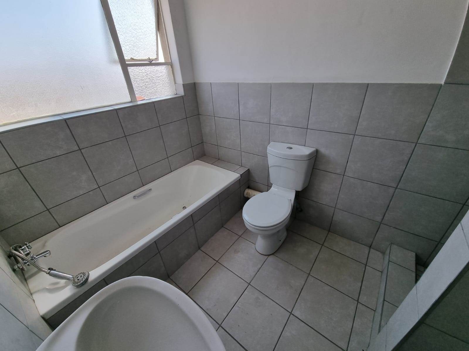 3 Bed Apartment in Turffontein photo number 5