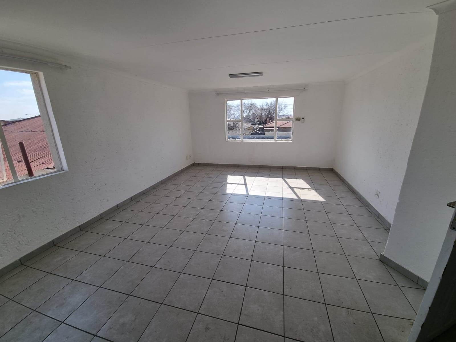 3 Bed Apartment in Turffontein photo number 4