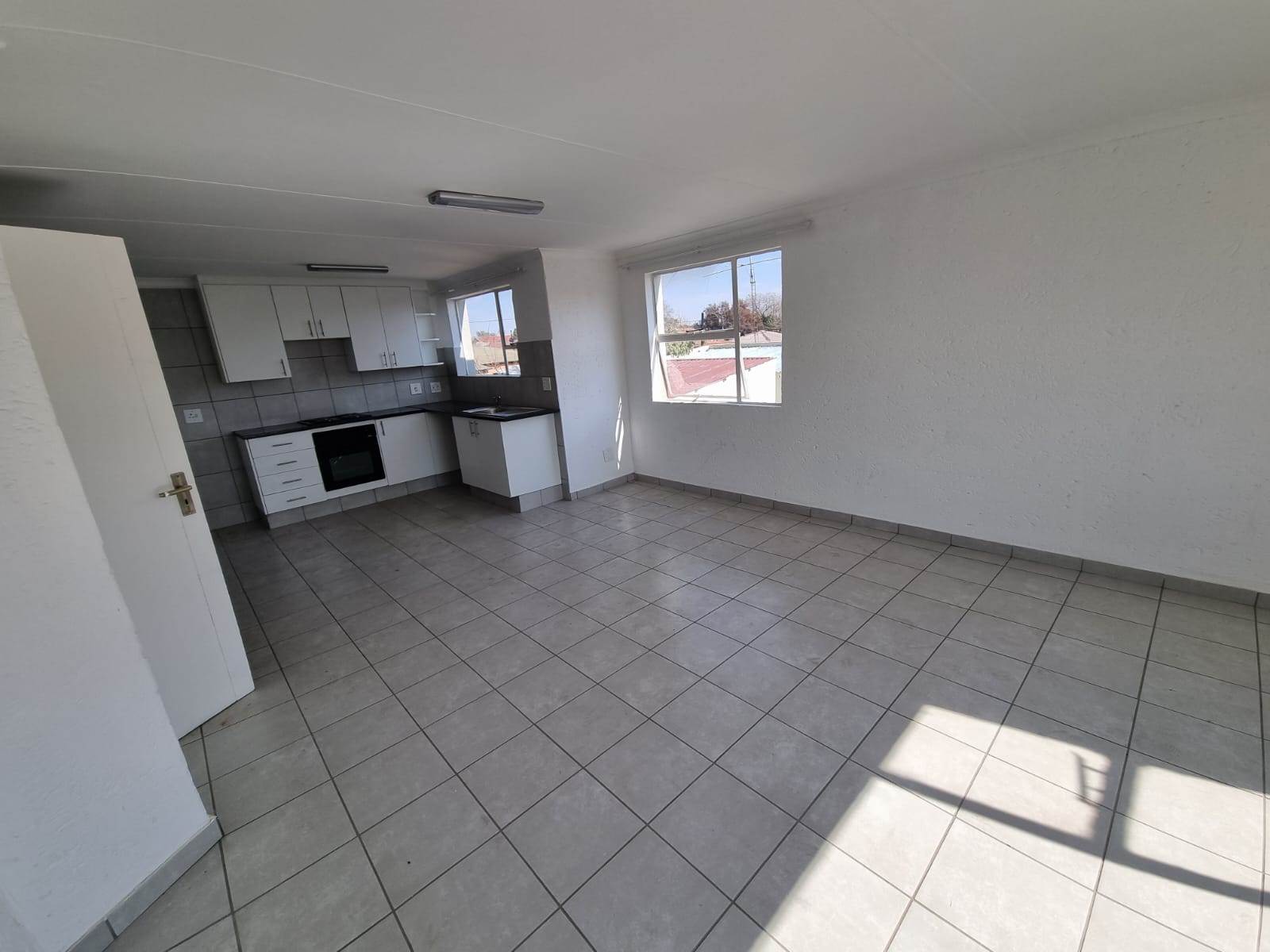 3 Bed Apartment in Turffontein photo number 3