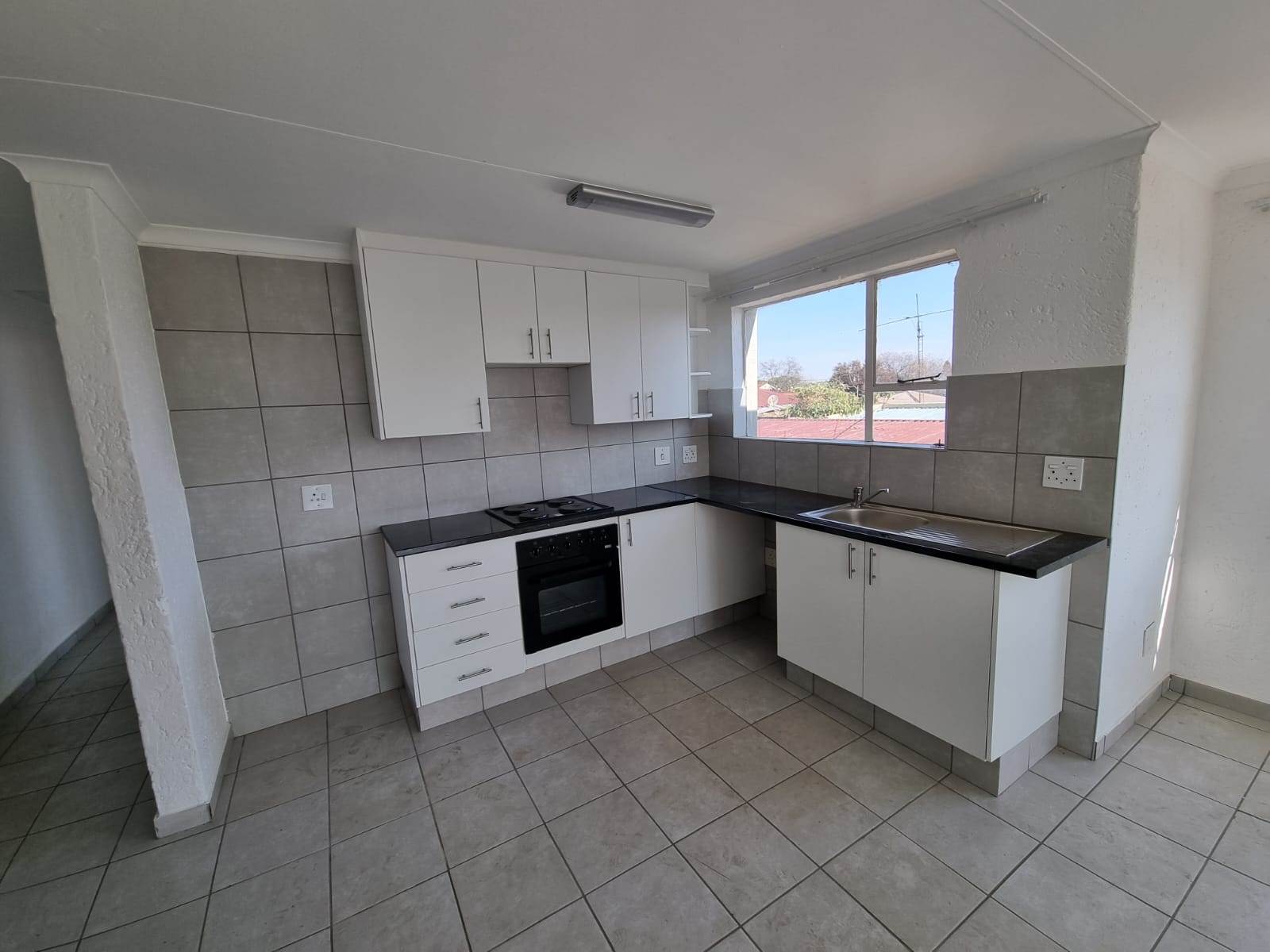 3 Bed Apartment in Turffontein photo number 2