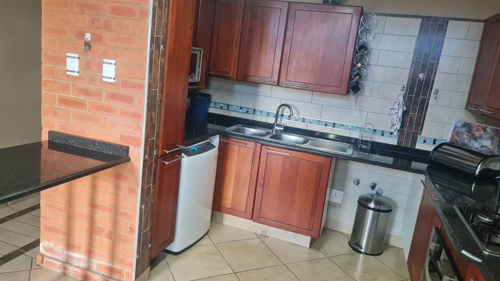 3 Bed Duplex in Waterval East photo number 13