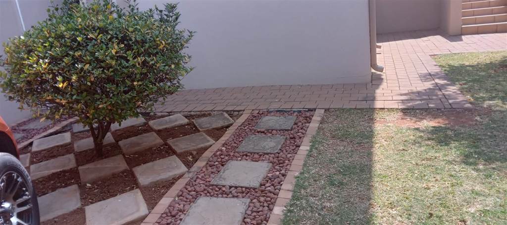 2 Bed Apartment in Hartbeespoort Dam photo number 6