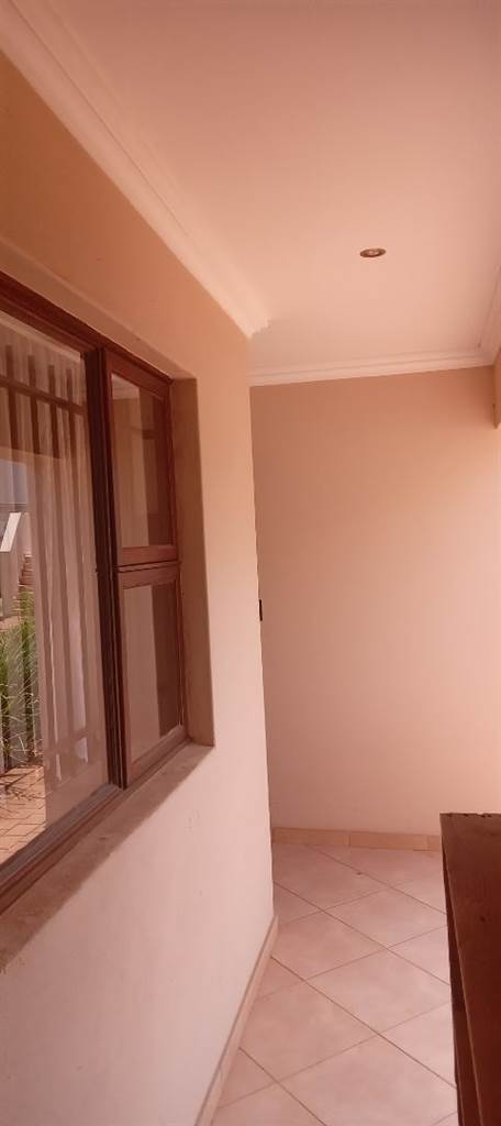 2 Bed Apartment in Hartbeespoort Dam photo number 22