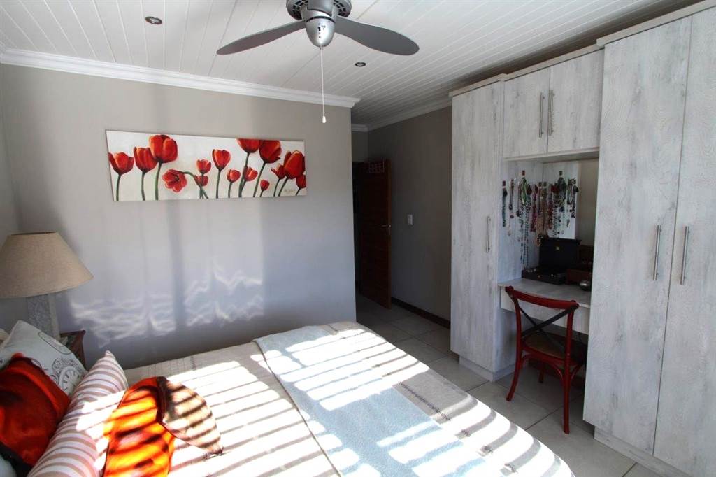 2 Bed Townhouse in Modimolle photo number 16
