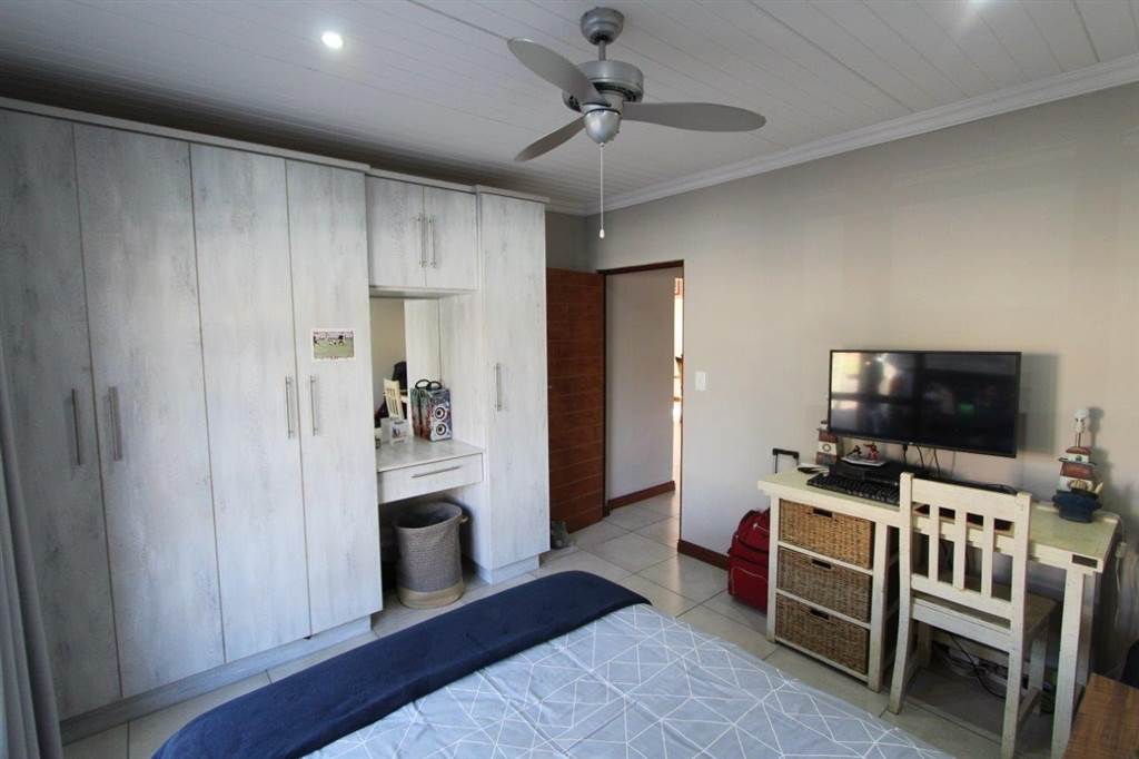 2 Bed Townhouse in Modimolle photo number 9