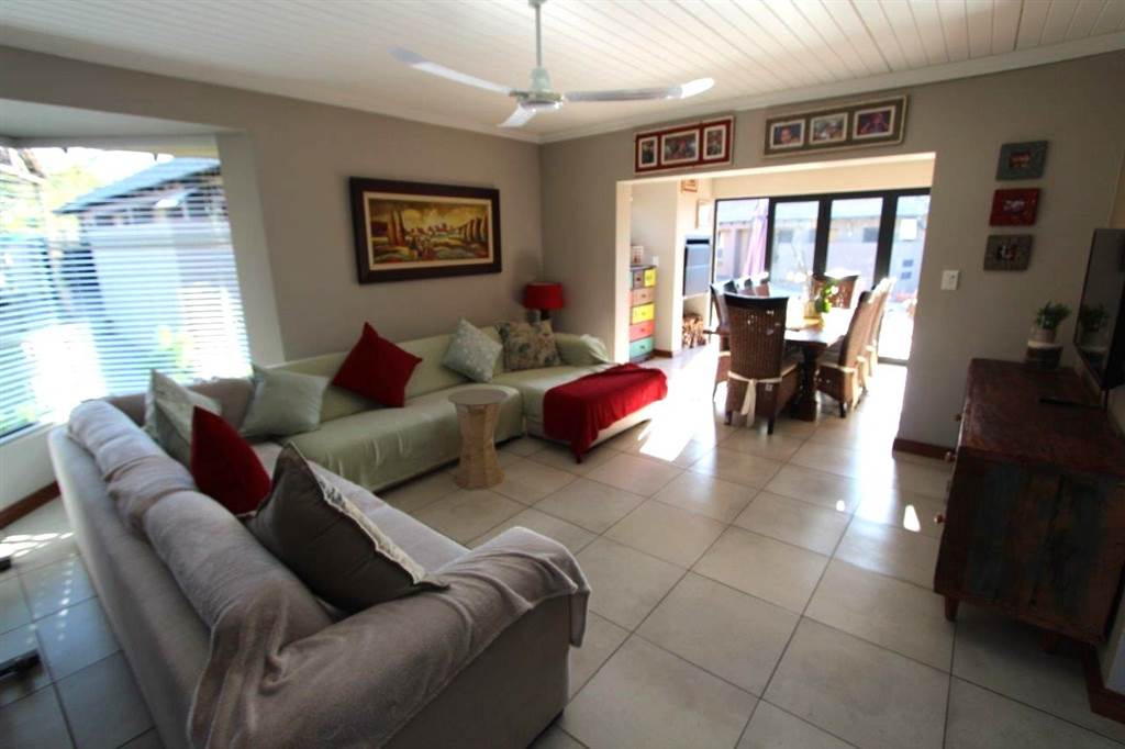2 Bed Townhouse in Modimolle photo number 28