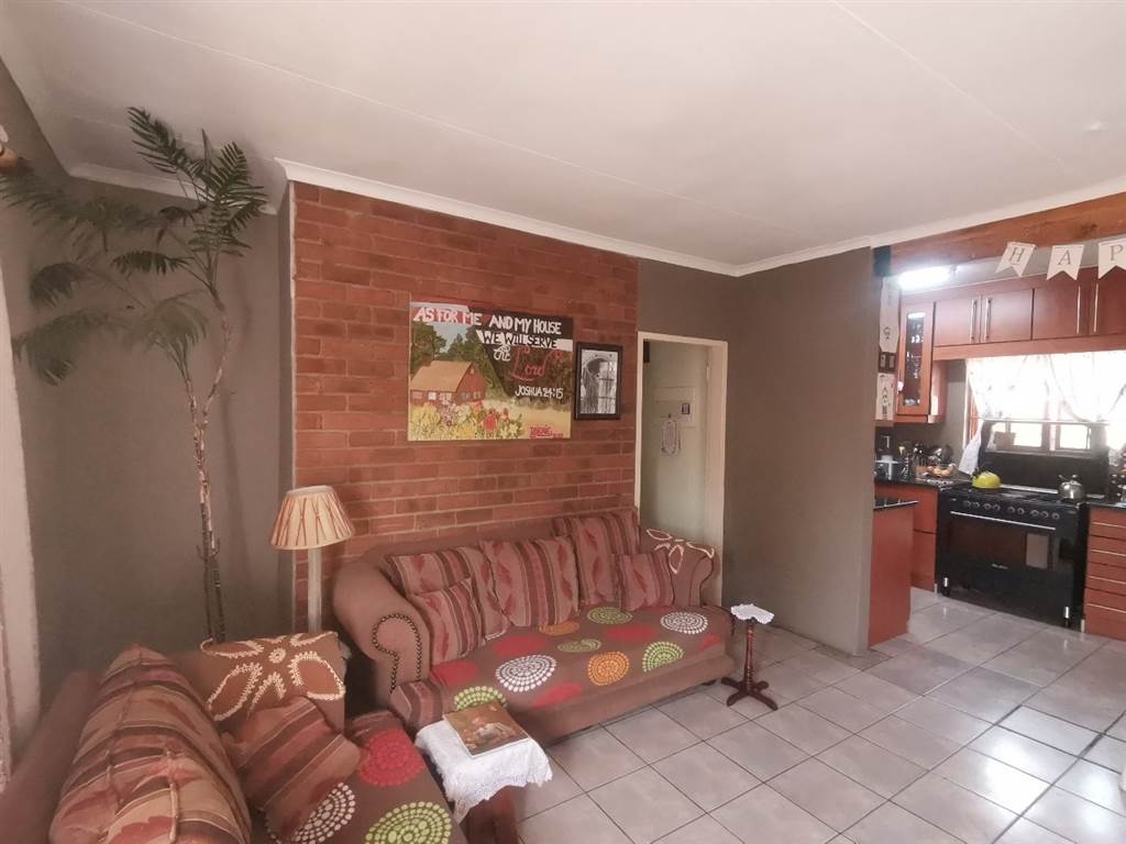 4 Bed House in Daspoort photo number 13
