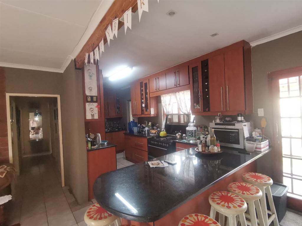 4 Bed House in Daspoort photo number 18