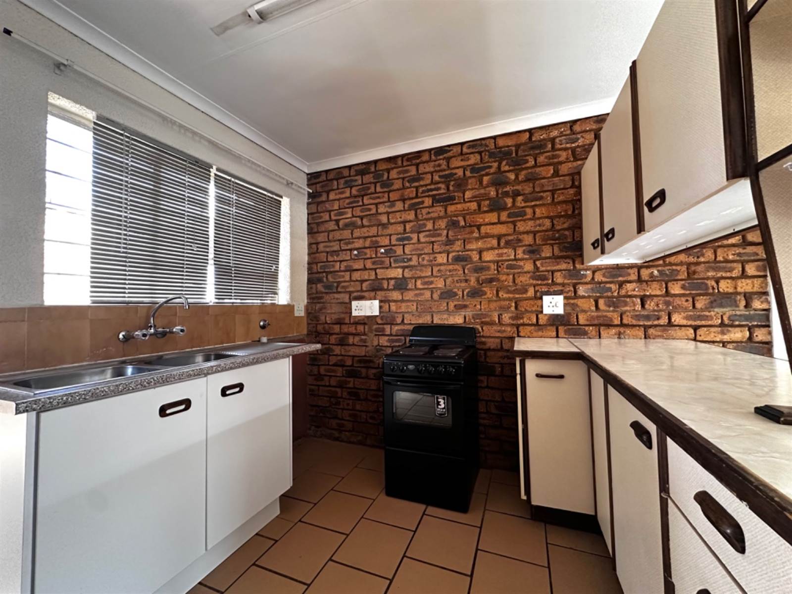 2 Bed Townhouse in Krugersdorp North photo number 2