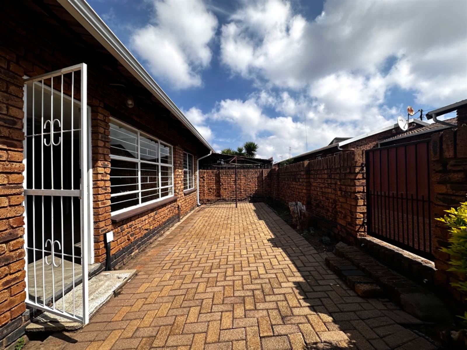 2 Bed Townhouse in Krugersdorp North photo number 15