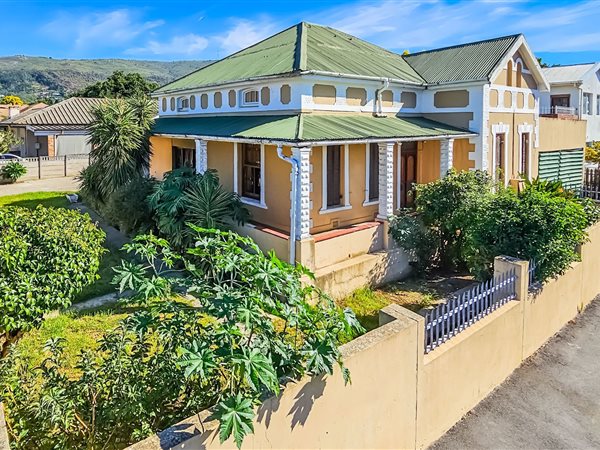 4 Bedroom House 4 Bedroom House