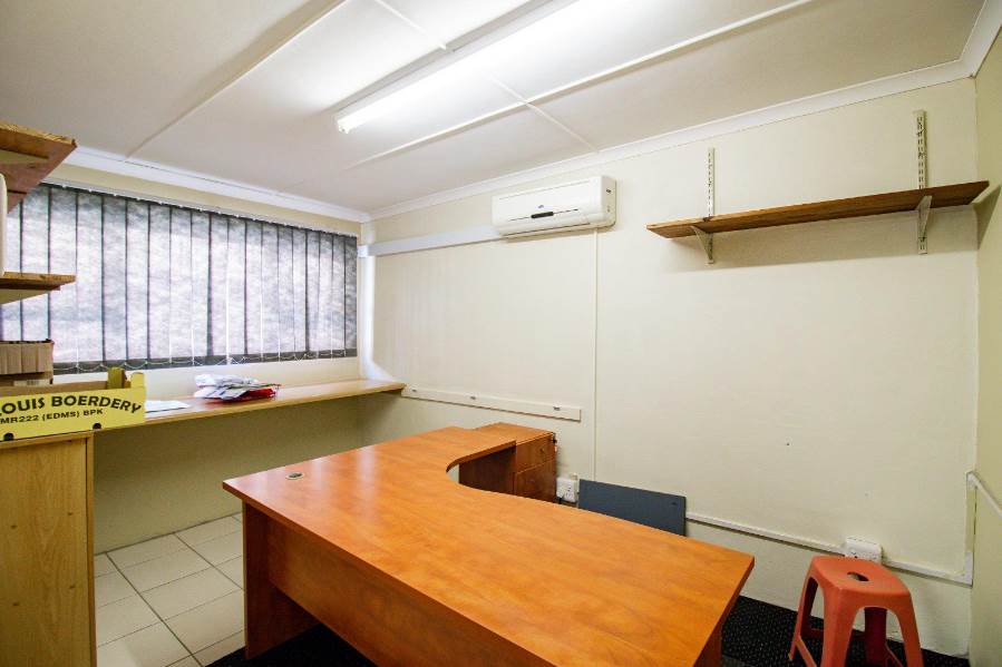 304  m² Commercial space in Southernwood photo number 5