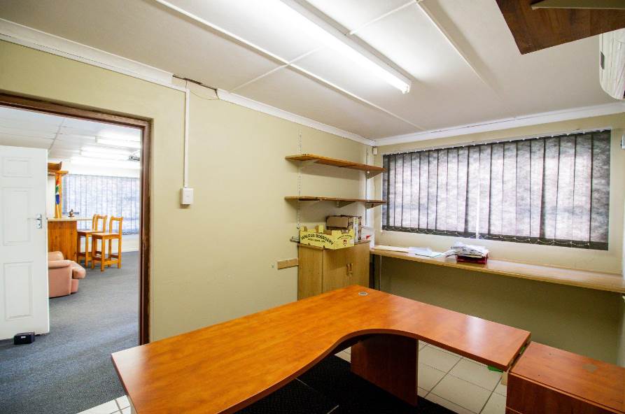 304  m² Commercial space in Southernwood photo number 6
