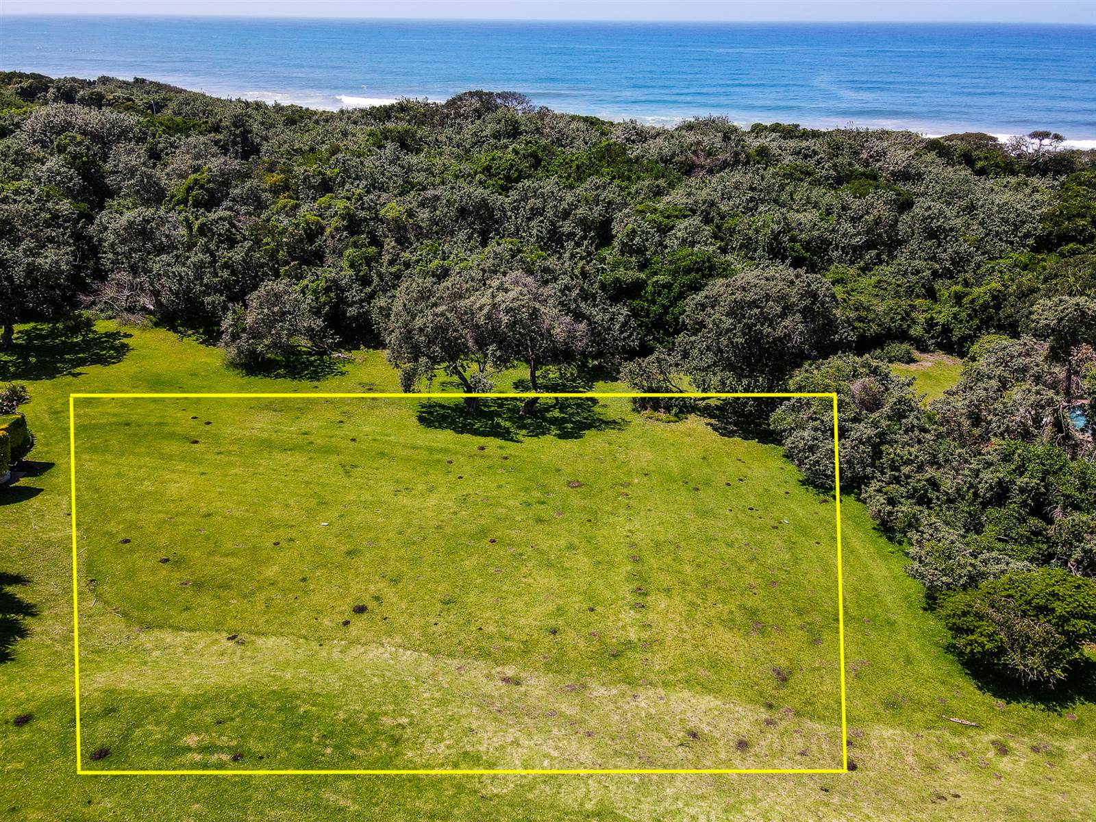 834 m² Land available in Cove Rock photo number 1