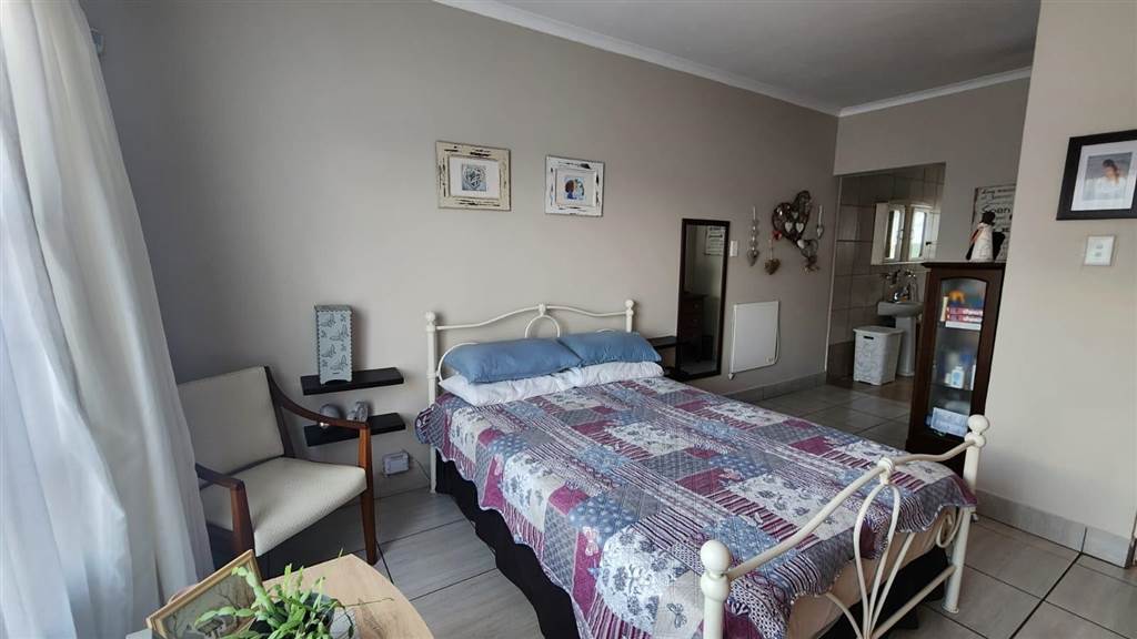 3 Bed Apartment in Vaalpark photo number 8