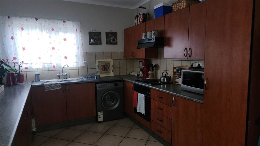 3 Bed Apartment in Vaalpark photo number 3