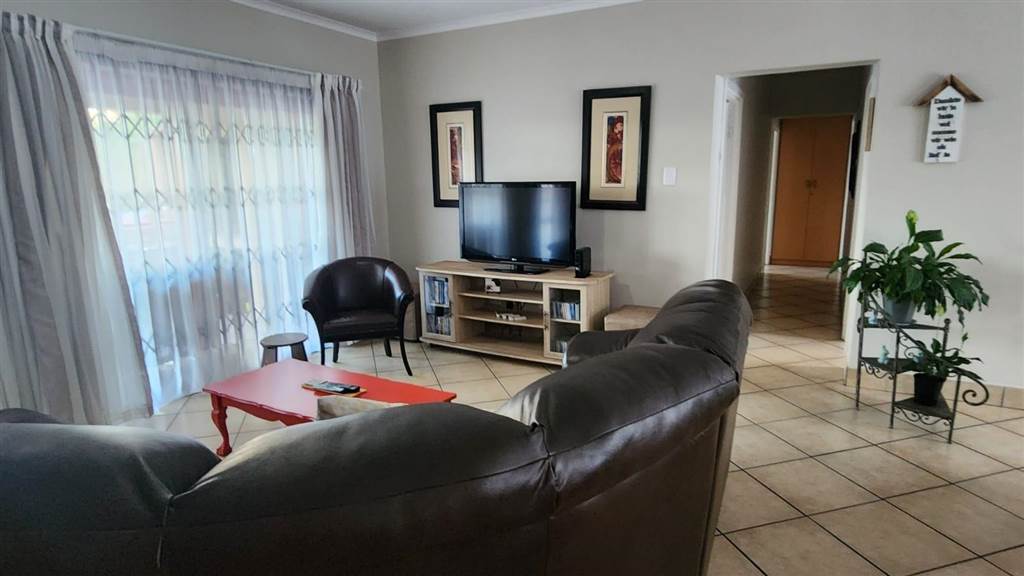 3 Bed Apartment in Vaalpark photo number 4