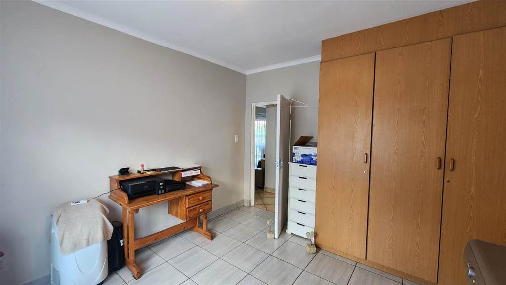 3 Bed Apartment in Vaalpark photo number 2