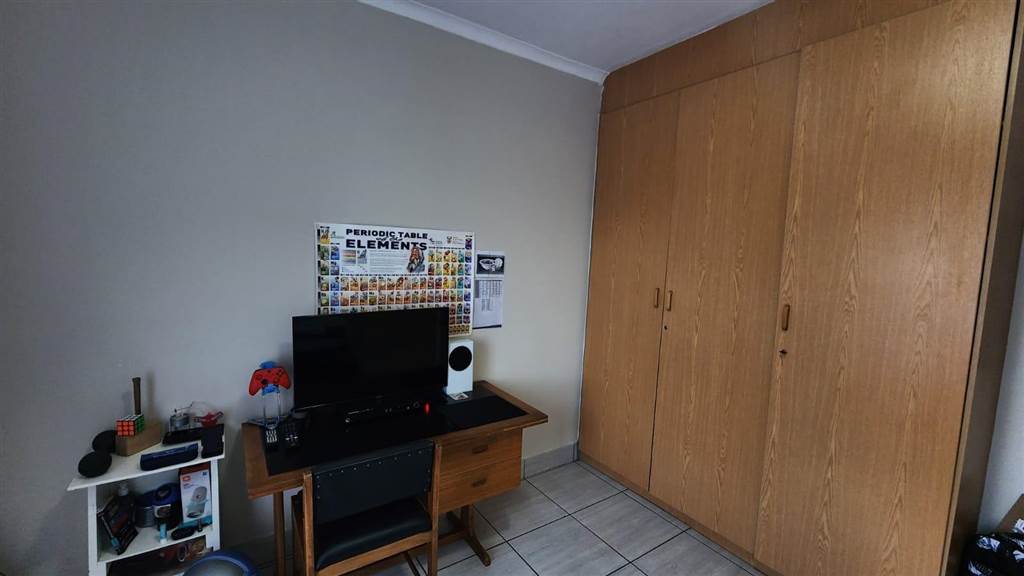 3 Bed Apartment in Vaalpark photo number 10