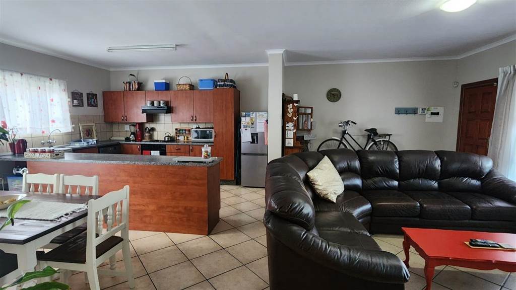 3 Bed Apartment in Vaalpark photo number 5