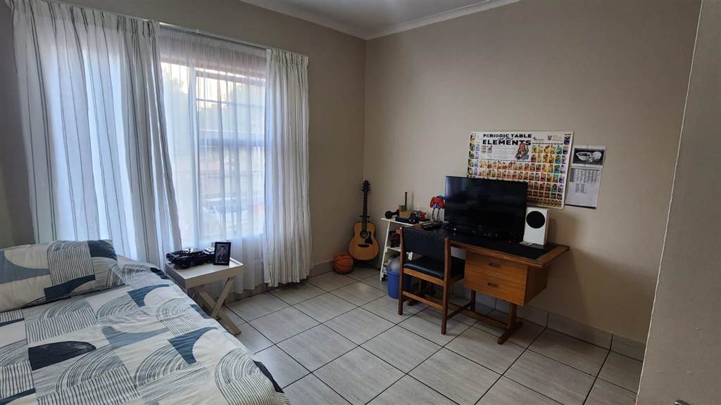 3 Bed Apartment in Vaalpark photo number 9