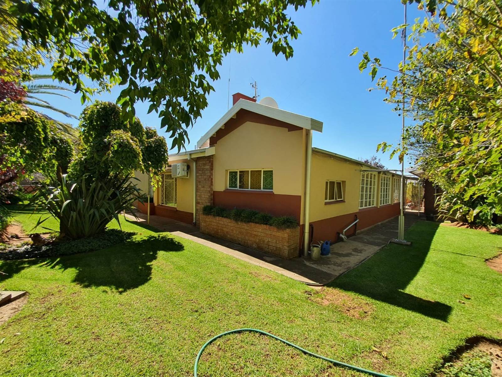 4 Bed House in Dewetsdorp photo number 2
