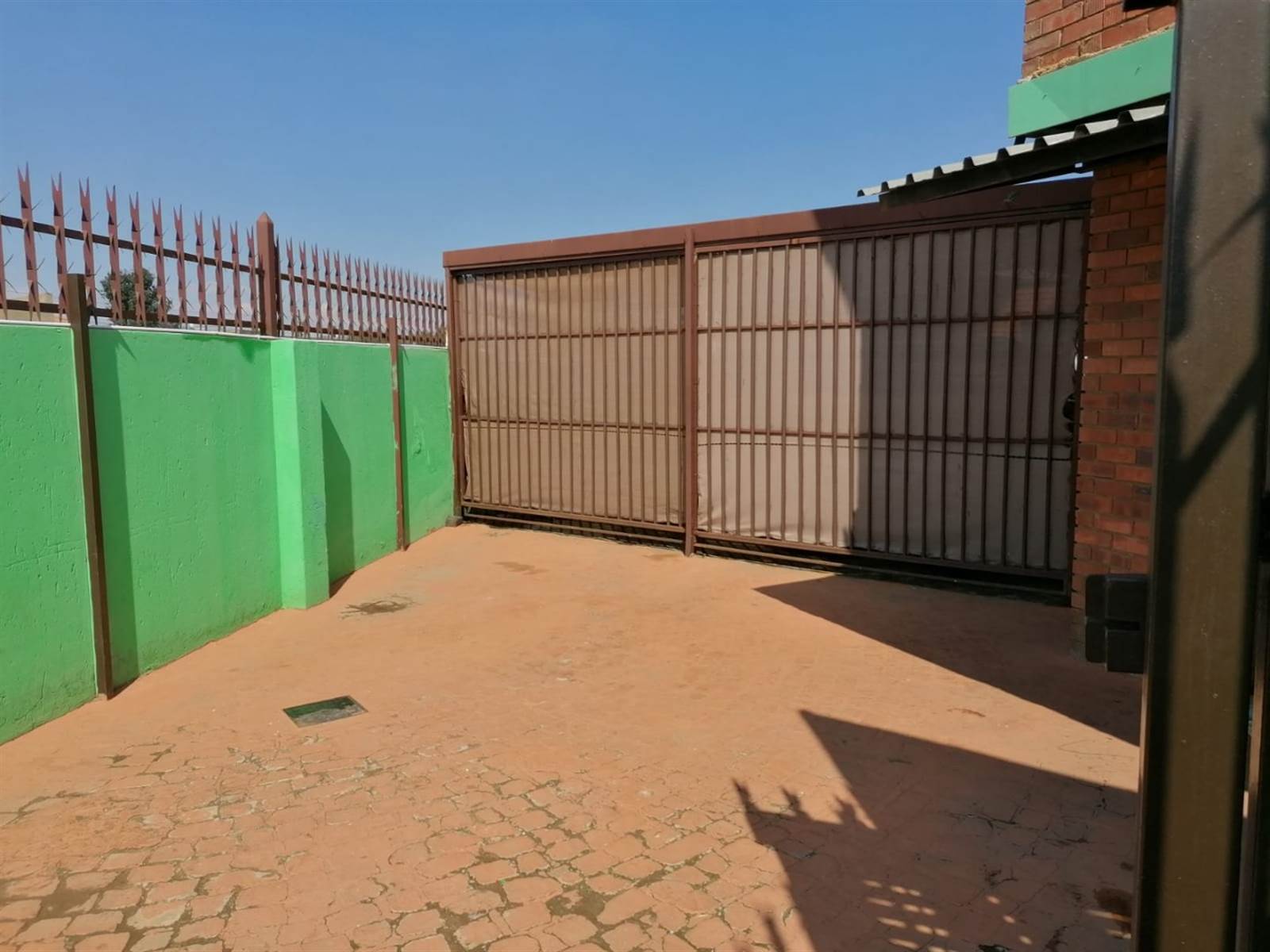 13 Bed House in Lenasia photo number 2
