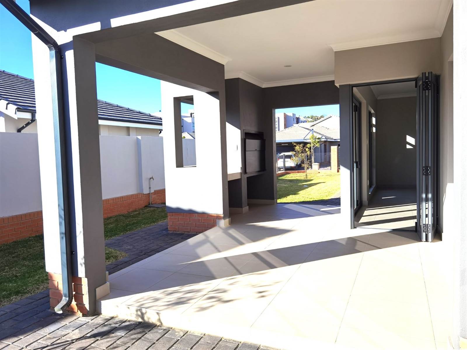 3 Bed House in Waterkloof Ridge photo number 3