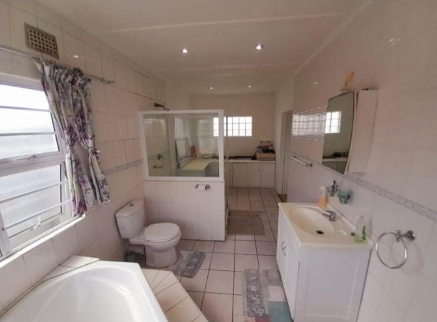 6 Bed House in Kidds Beach photo number 20