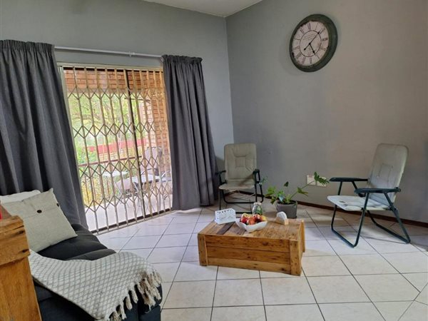 2 Bed Apartment in Roodekrans