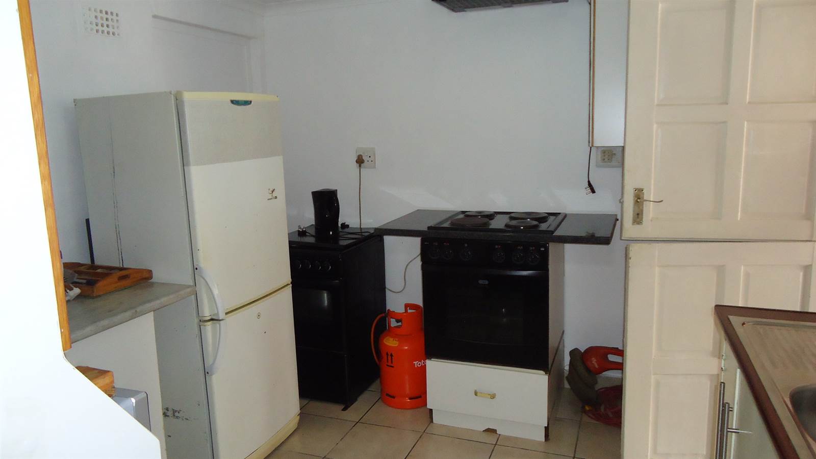 3 Bed House in Macassar photo number 20