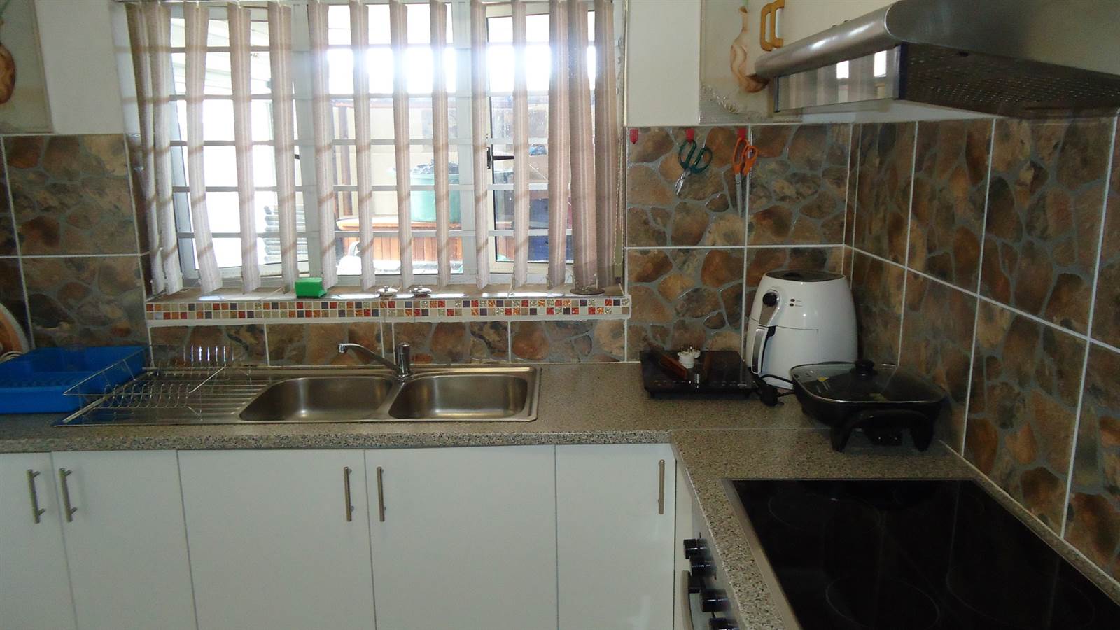 3 Bed House in Macassar photo number 11
