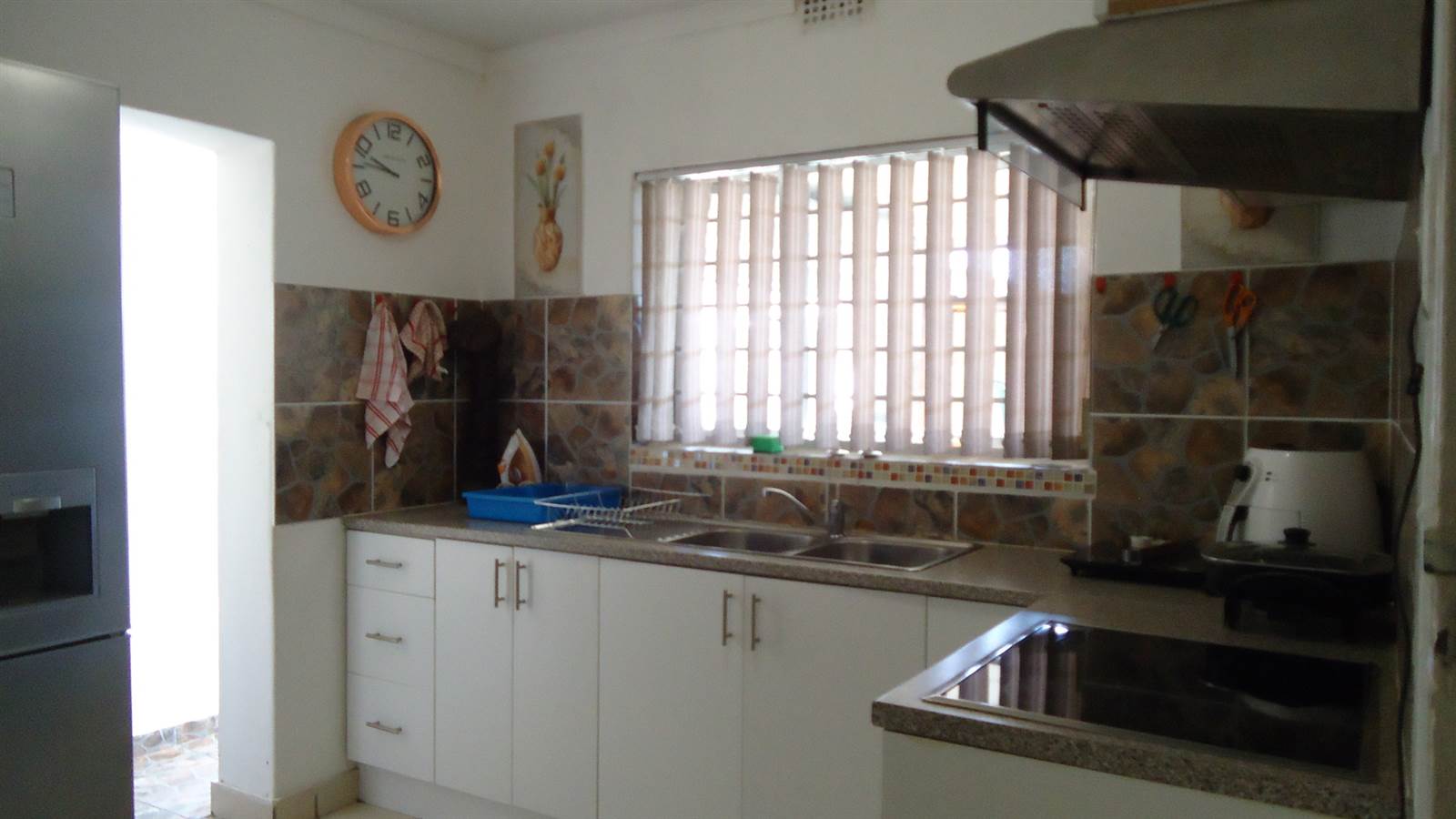 3 Bed House in Macassar photo number 8