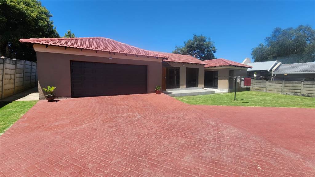 3 Bed House in Brackendowns photo number 1