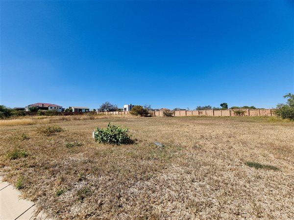 1 048 m² Land