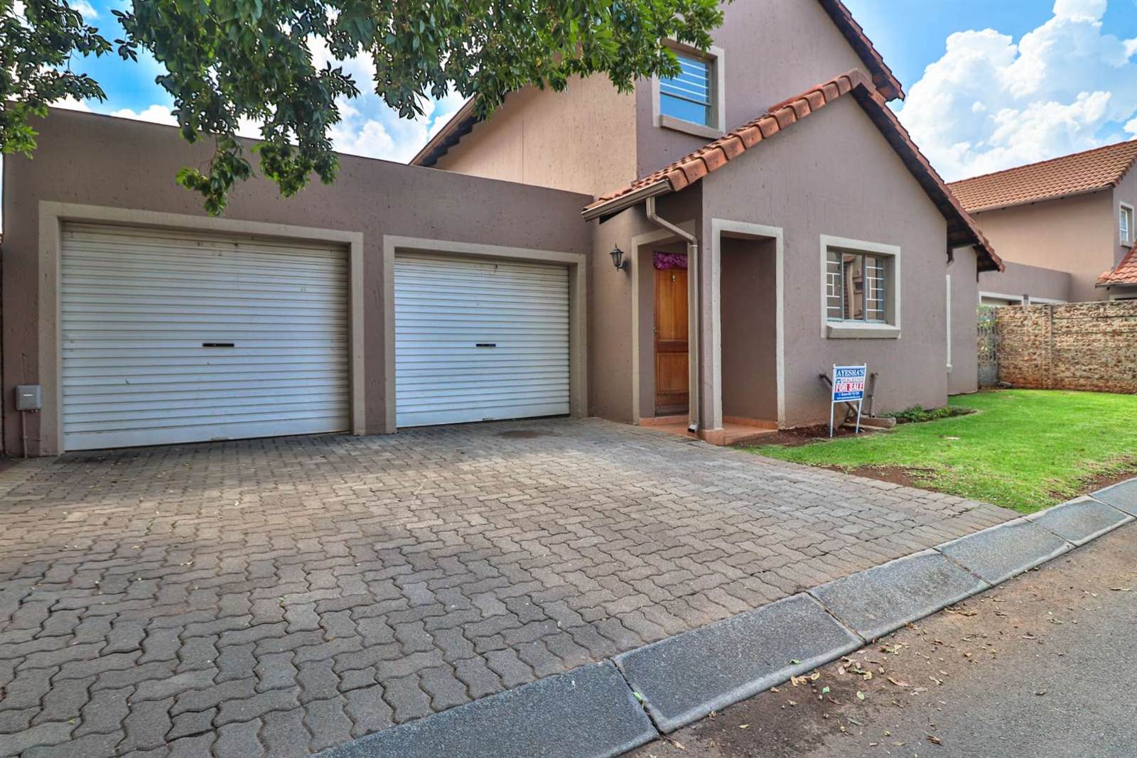 4 Bed Townhouse in Kleinfontein photo number 1