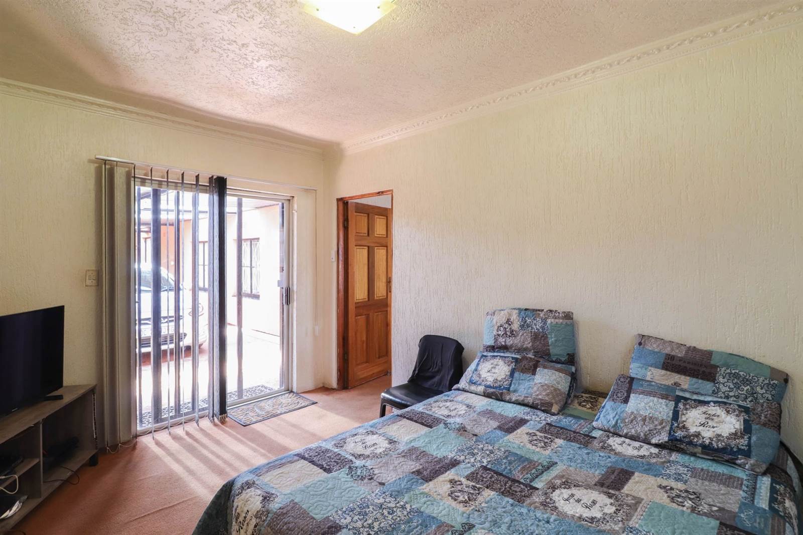 4 Bed House in Lenasia South photo number 14
