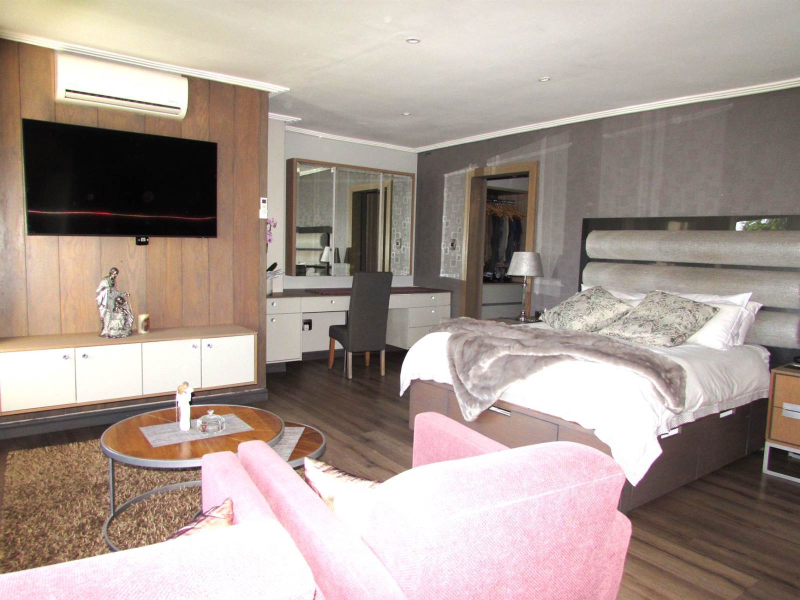 4 Bed House in Zwartkop Golf Estate photo number 21